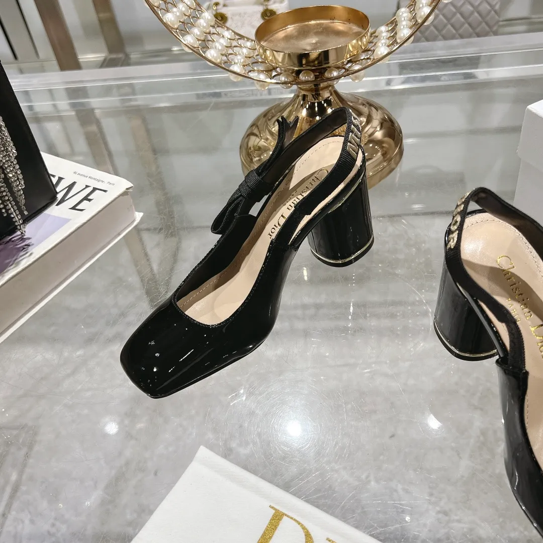👟👟Ex-factory price 540👟👟Dior 2025 early spring new style Rhodes series women's sandals with special-shaped heel and empty back. Stars' same letter logo with electric embroidery process ➕Hardware buckle high-heeled women's shoes. The outside is decorated with butterflies 🦋knots for decoration, which makes the whole pair of shoes beautiful. 🌟Original development of top-end high-end version Material: imported patent leather upper, water-dyed sheepskin lining, foot pads + Italian leather outsole Heel height: 4cm 7.5cm Size: 35-41 standard code (40.41 customization is not returnable)